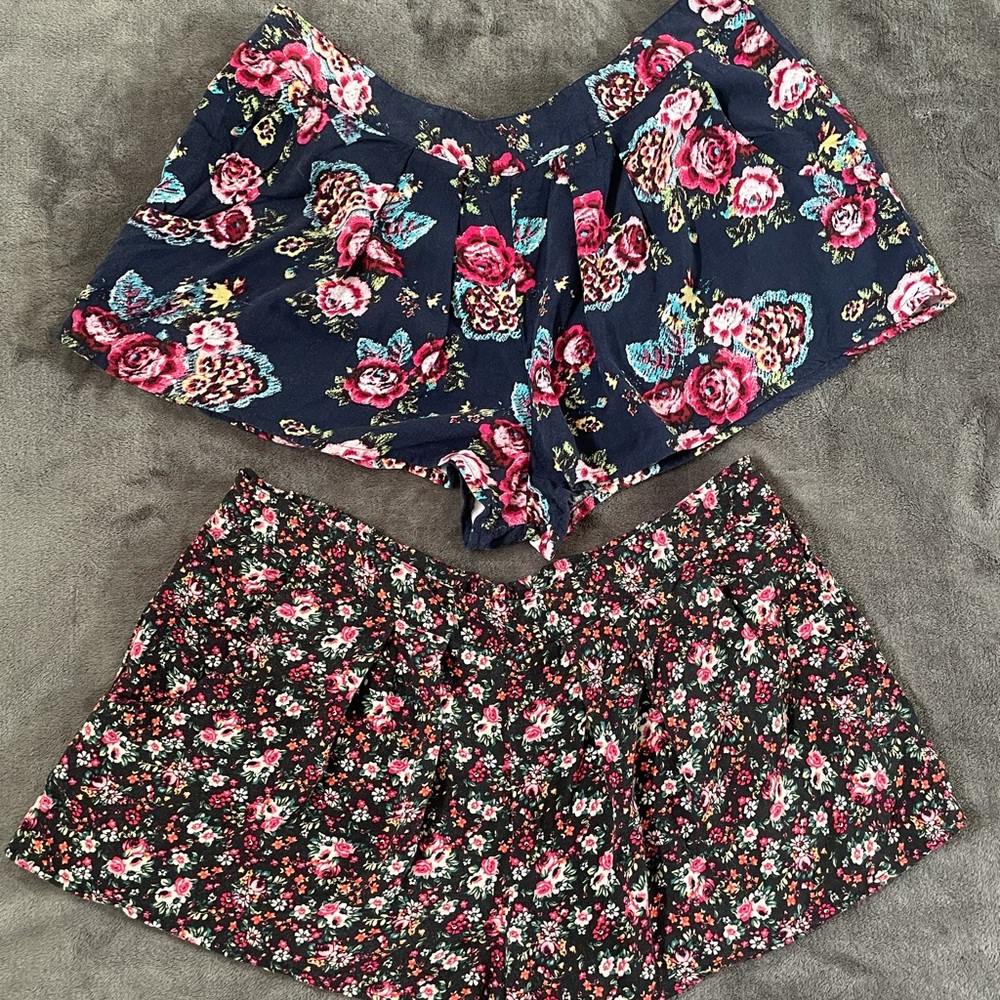 Flowy Floral Short Shorts Size L